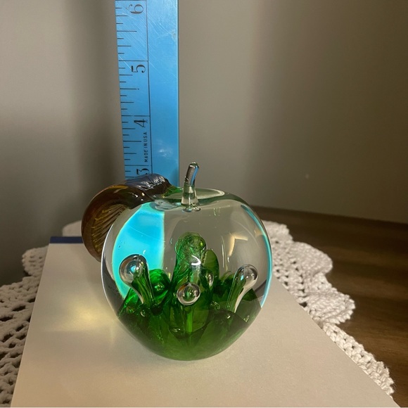 CAITHNESS WINDFALL Scotland Paperweight Apple Hand Blown Glass Signed - Picture 3 of 7